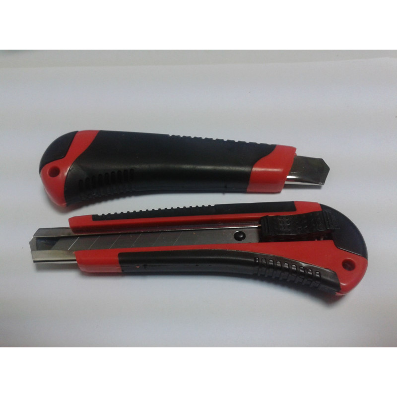 NÓŻ z metalową prowadnicą 18mm M9126 " tapeciak"